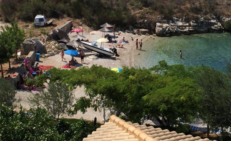 PRONARI NË BURG/ Mbyllet restoranti në Porto Palermo, turistët shijojnë plazhin…pa lekë! (VIDEO)