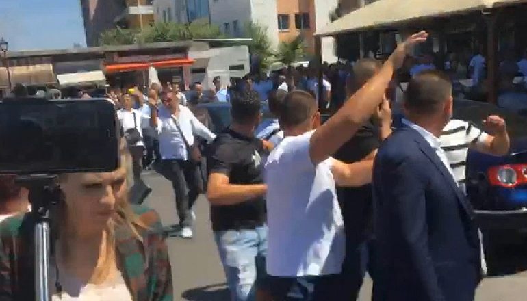 “BIE SHKODRA”/ Militantët e PD qëllojnë me shishe uji deputetin Tom Doshi dhe ndjekin nga pas anëtarët e Këshillit Bashkiak