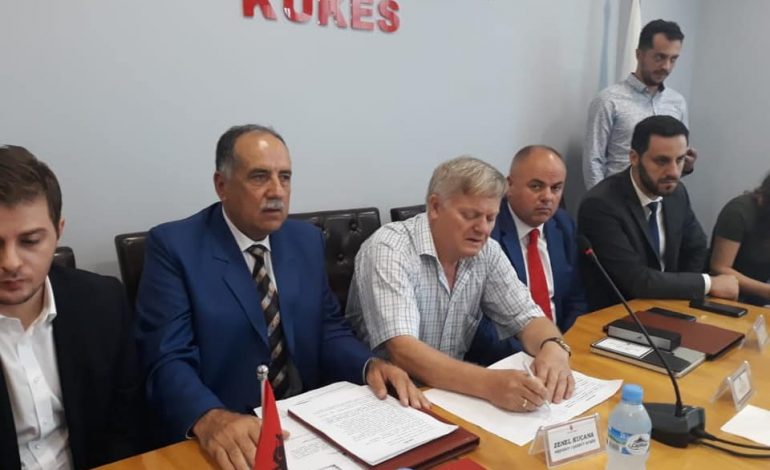 PD “DORËZON” KUKËSIN/ Gjici betohet dhe futet në zyrë qetësisht!