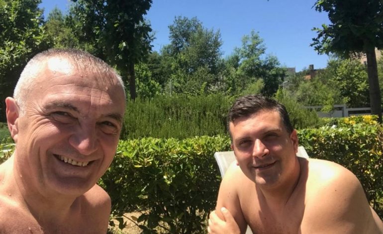 “A MUND TIA VARËSH UJKUT MËLÇITË NË QAFË?!”/ Sekretari i PS ironizon presidentin: Ilir Meta qenka ftohur rëndë