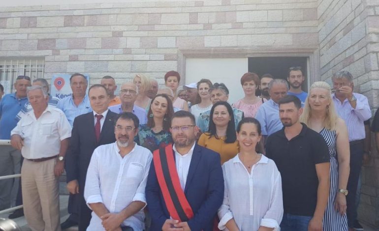 ME HIMNIN SHQIPTAR DHE GREK/ Betohet kryebashkiaku i ri i Dropullit (FOTOT)