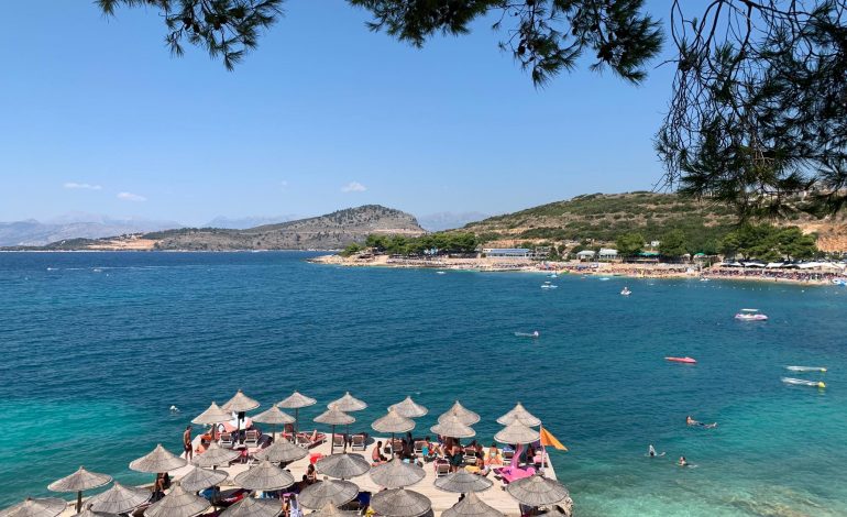 PLAZH I PREFERUAR/ Ksamili i “mbipopulluar” nga pushuesit (PAMJET)