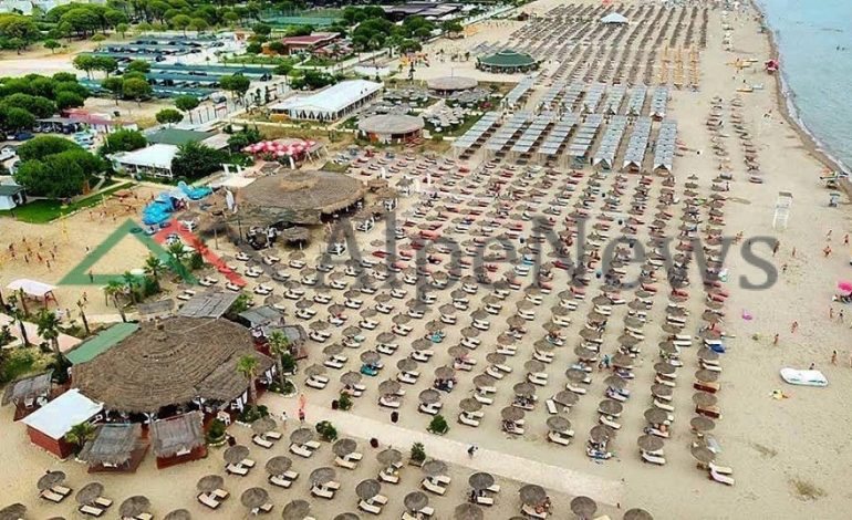 PAMJET/ Plazhi i Gjirit të Lalëzit nuk “merr dot frymë” nga pushuesit dhe…