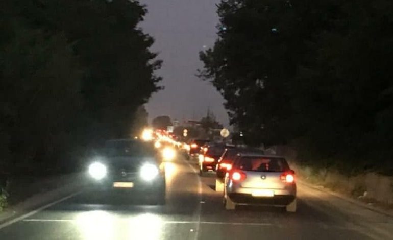 FLUKSI PUSHUESVE DREJT BREGDETIT/ Trafik i rënduar në Thumanë (FOTOT)