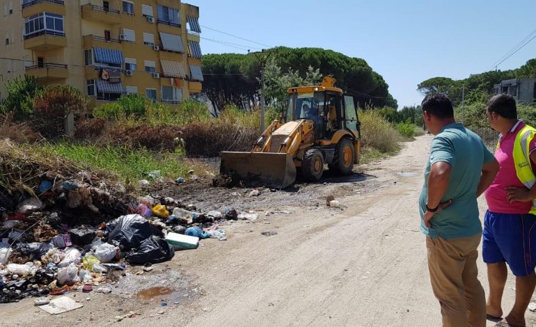 PA HUMBUR KOHË/ Nis puna në Bashkinë e Kavajës, aksion pastrimi në plazhin e Golemit (FOTOT)