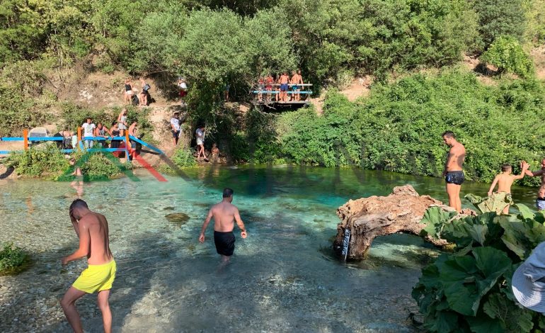PLOT TURISTË/ Syri i Kaltër, destinacioni ideal në këto ditë të nxehta (PAMJET)
