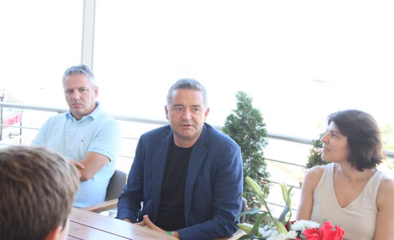 BIZNESMENI I DHUNOI/ Ministri Klosi takon turistët: Një njeri i vetëm nuk përfaqëson Shqipërinë (FOTO)
