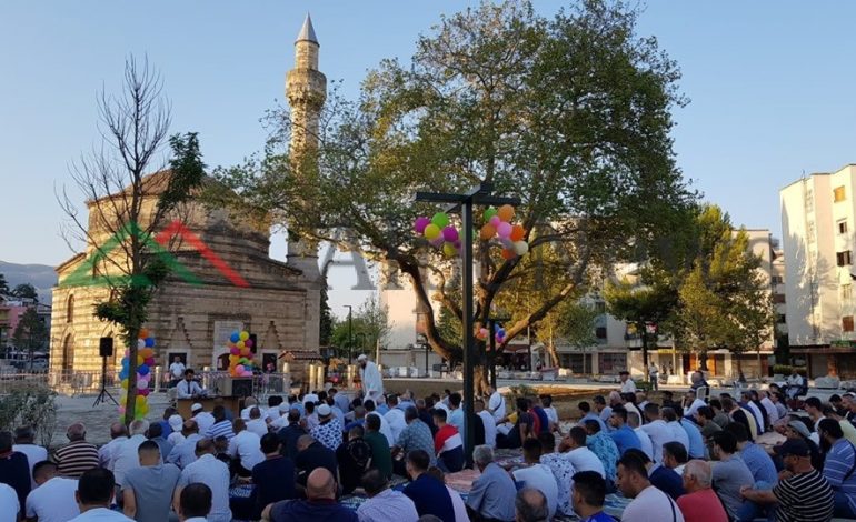 FOTO-LAJM/ Momente nga falja e Kurban Bajramit në Vlorë (FOTOT)