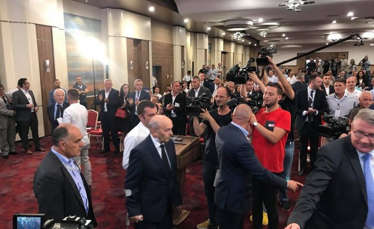 ZGJEDHJET PËR KRYETAR/ Isa Mustafa në gjendje jo të mirë shëndetësore, në Kuvend me shkop
