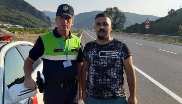 GJEST I RRALLË/ Polici tropojan ndihmon familjen nga Kosova që ju ça goma në autostradë