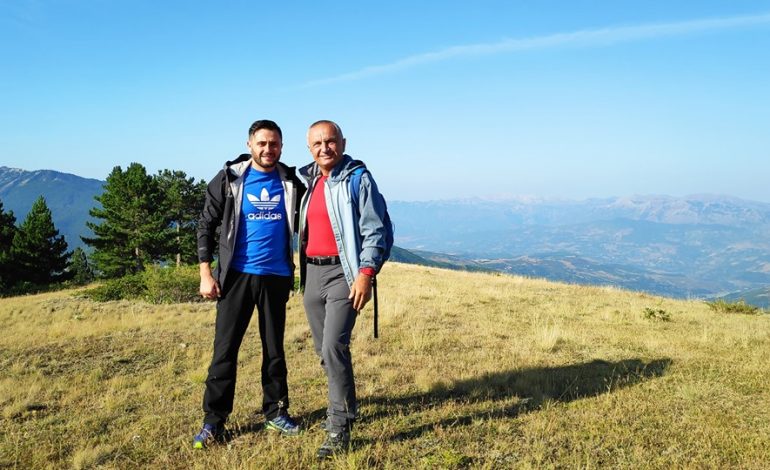 POSTOI FOTON NË MAL ME AKTORIN/ Qytetarët “tallen” me Ilir Metën: Epo të mburret Presidenti me këtë… (FOTO)
