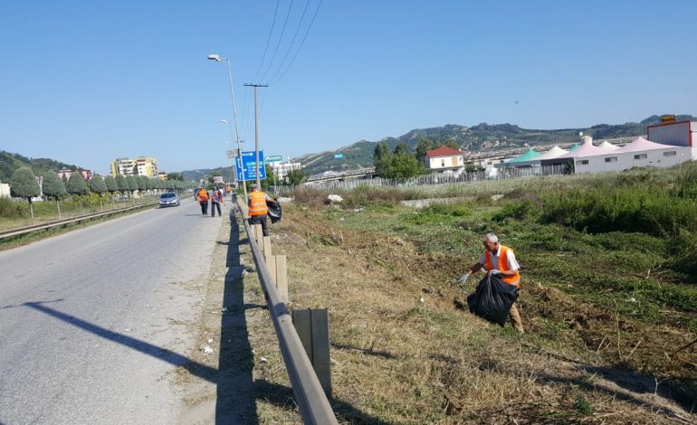 PA HUMBUR KOHË/ Nis puna në Bashkinë e Vorës, aksion pastrimi në të gjithë territorin e saj