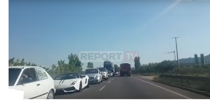 “MAKTHI” I SHOFERËVE/ Trafikut 15 km në Vorë- Fushë Krujë s’i shpëton as “Lamborghini” (VIDEO)