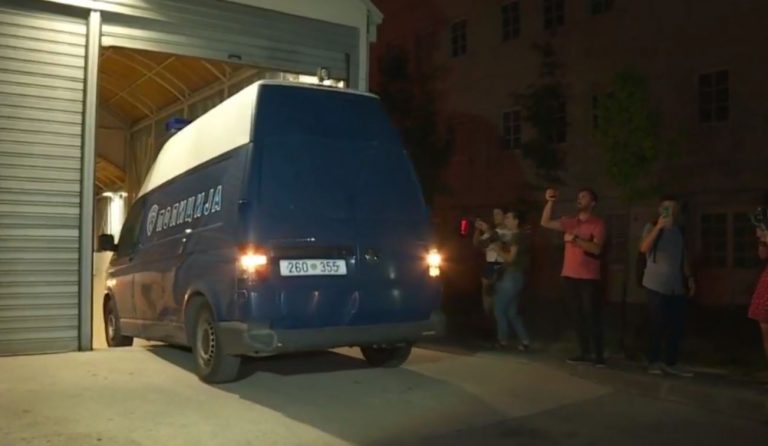 SKANDALI NË MAQEDONINË E VERIUT/Momenti kur Katica Janeva niset drejt burgut me makinë (VIDEO)