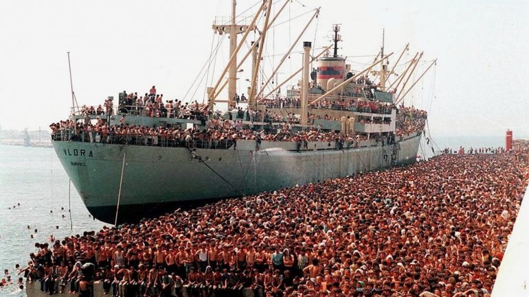 28 VITE MË PARË/ Kur anija “Vlora” me 20 mijë shqiptarë zbarkoi në Bari
