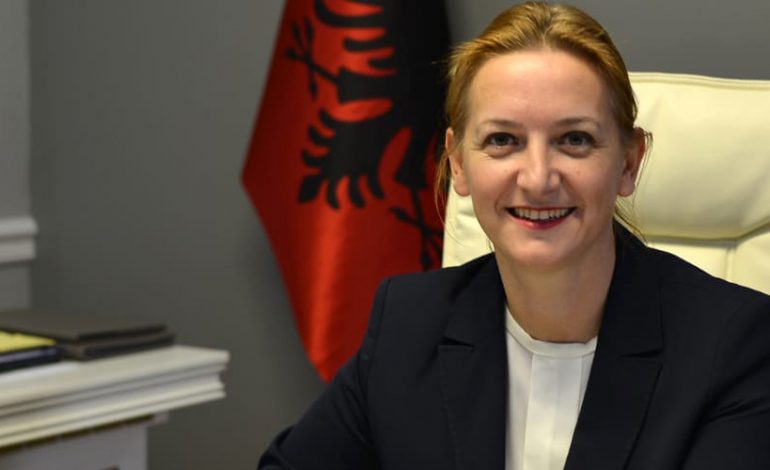 ÇFARË I DËRGUAN NË TELEFONIN E SAJ? Mesazhi i qytetarit që e çoi menjëherë në Himarë ministren: Ja çfarë ndodhte në…