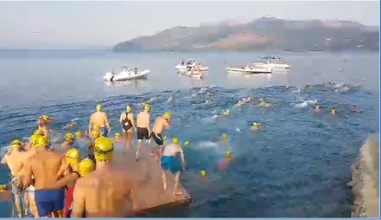 TRADITA VAZHDON/ 70 notarë nga disa vende europiane si dhe Australia notojne në kanalin e Korfuzit (VIDEO)