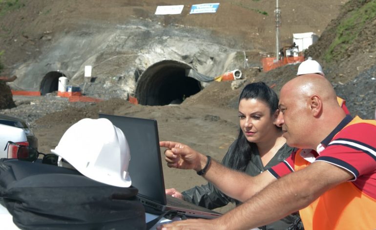 “RRUGA E ARBRIT”/ Balluku inspekton punimet në tunelin e Murrizit: Zgjidhje problematikës së rrëshqitjeve