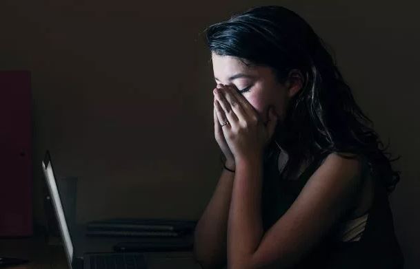 VIDEO PËRDHUNIMESH DHE ESKORTA MESHKUJSH/ Adoloshentja: Dua t’i tregoj mamit për njerkun