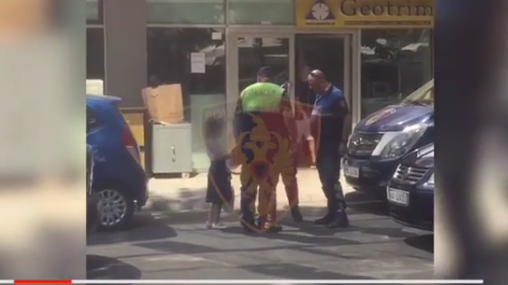 FRYMËZUESE/ Nëna alarmohet nga humbja e vajzës 6-vjeçare në Tiranë, polici i rrugores gjen të miturën dhe… (VIDEO)