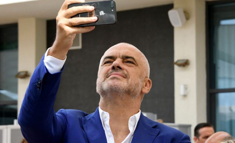 “NUK QUHET SPIUNLLIK POR QYTETARI”/ Rama replika me komentuesit: Mos prano të tallin sy për sy… (FOTO)