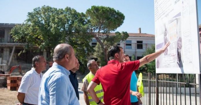 RIKONSTRUKTOHET SHKOLLA NË NDROQ/ Veliaj: Fëmijët s’do të jenë të detyruar që të shkojnë në Tiranë