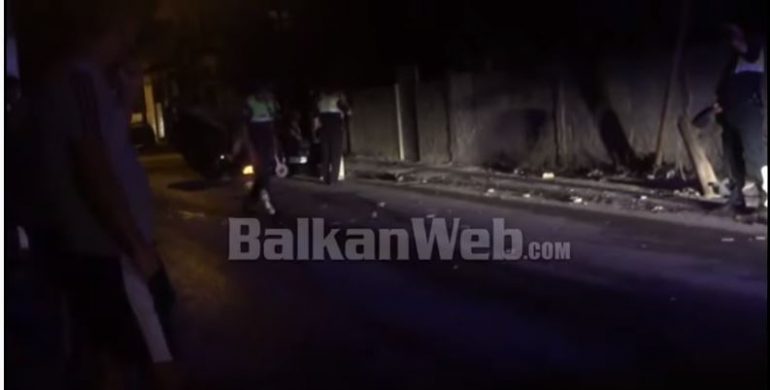 AKSIDENT NË FIER/ Makina përplaset me shtyllën (VIDEO)