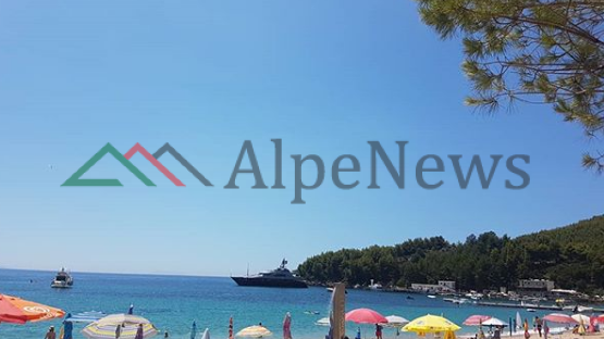 NUK ZHGËNJEN/ Pushuesit “mbipopullojnë” Himarën, plazhi… (FOTO)