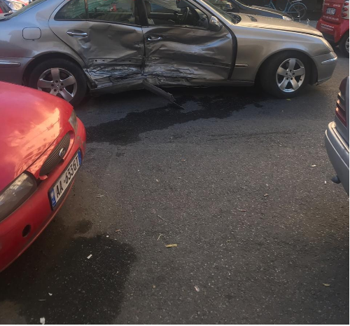 PËRPLASEN 4 MAKINA NË TIRANË/ Disa të lënduar, kaos në qarkullim (FOTO)