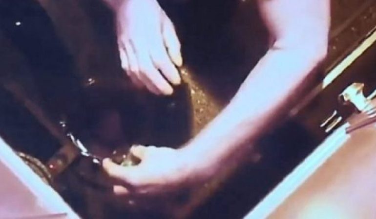 VENDOSI KAMERË TË FSHEHTË NË SHTËPI/ Zbulon se burri i hidhte “helm” në kafe (VIDEO)