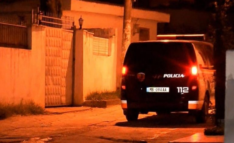 TË SHTËNA ME ARMË NË KORÇË/ Qëllohet drejt një banese (DETAJET E PARA)
