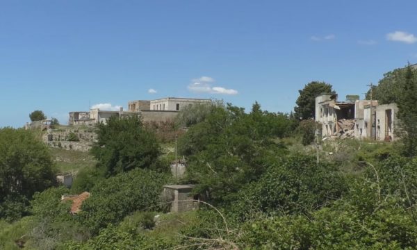 VIZITOHET NGA 1000 TURISTË ÇDO DITË/ Sazani, ”ishulli i ndaluar” tashmë është kthyer në një atraksion
