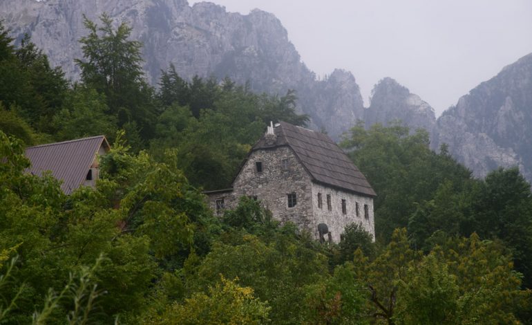 U RRËZUA NGA MAJA E HARAPIT/ Turisti polak në gjendje të rëndë, pritet ndërhyrje nga…