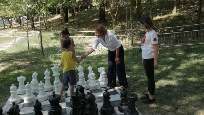 NUK KENI MUNDËSI T’I ÇONI FËMIJËT NË PLAZH? Ky vend në Tiranë është zgjidhja ideale