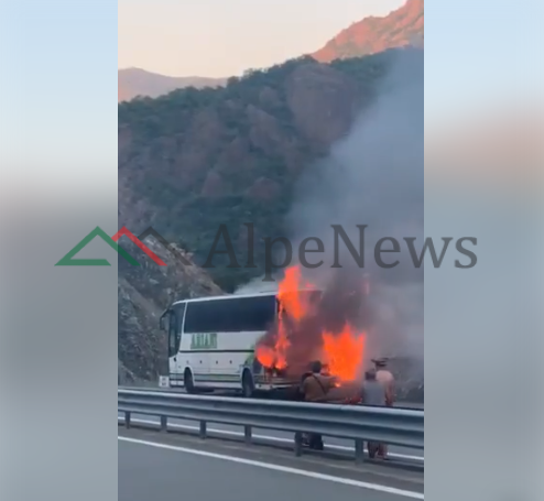 DALIN PAMJET/ Si SHPËRTHEU dje në flakë AUTOBUSI në rugën e Kombit (VIDEO)