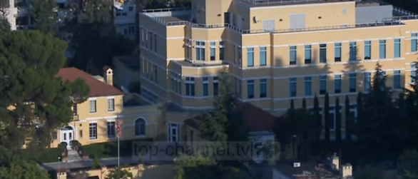 AMERIKANËT NUK I GËNJEN DOT/ Fiton lotarinë, por i zbulojnë diplomën e shkollës false (VIDEO)