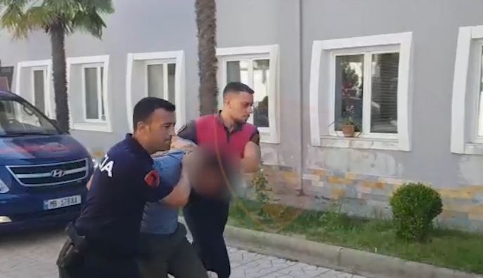 TENTOI TË VRASË ME THIKË 17 VJEÇARIN/ Kapet pas 4 ditësh adoleshenti në…