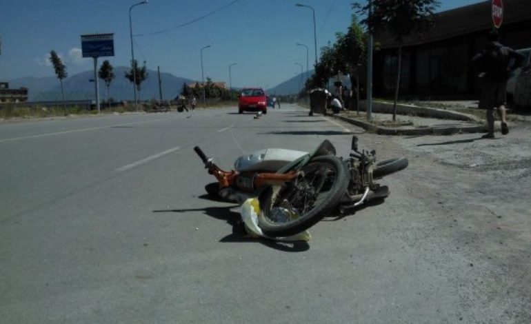 AKSIDENTI FATAL NË LEZHË/ Motori përplaset nga makina, humb jetën një person