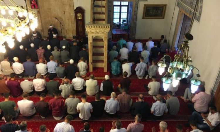 KURBAN BAJRAMI/ Falet edhe në Kosovë, mesazhe për respektimin e gruas