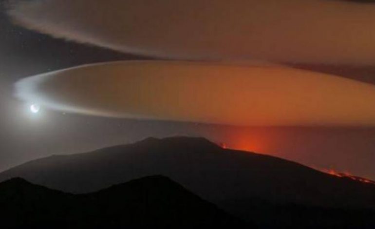 FOTO E DITËS E ZGJEDHUR NGA NASA/ Etna dhe retë në qiell dhurojnë spektakël