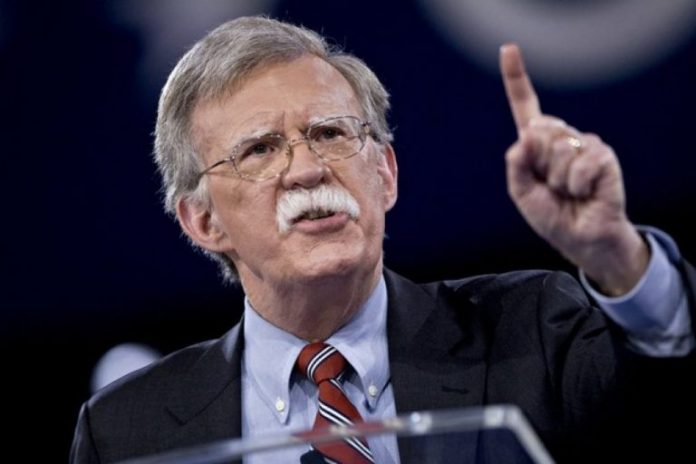 DIALOGU/ John Bolton zbarkon në Beograd e në Prishtinë