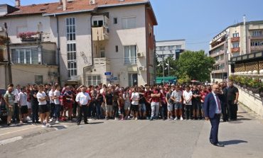 MILAN ZBARKON NË KOSOVË/ Prishtina nën brohoritjet e tifozëve "Kuqezinjve" (VIDEO)