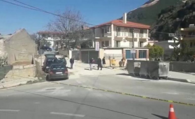 U PLAGOS MBRËMË MA ARMË ZJARRI NË VLORË/ Vdes në spital pronari i lokalit Arben Beqiraj