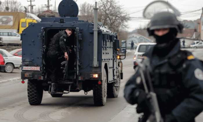 TENSIONE NË VERI TË KOSOVËS/ Bastiset shtëpia e politikanit serb, ja për çfarë dyshohet