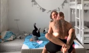 E FRIKSHME/ Kopjoi mamanë, hedhja e fëmijës "çmend" rrjetin  (VIDEO)