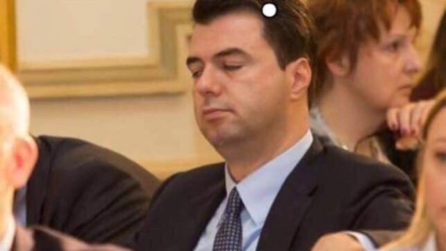 DEMOKRATËT SULMOJNË BASHËN/ Ndërro kasetën, klloun ngele duke marrë njerëz më qafë. Dil e jep llogari për Rrugën e Kombit