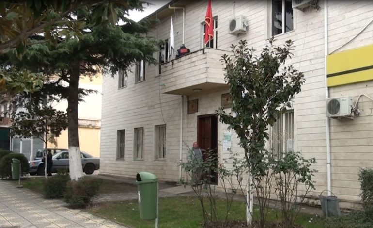 NUK MBLODHI TAKSAT/ Bashkia e Peqinit lë 3 muaj pa rroga punonjësit e saj