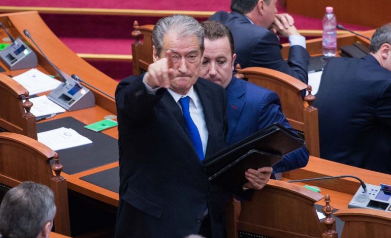 “MESAZHI QË BERLUSKONI I DHA BERISHËS”/ Pse nuk u ndjenë këta të PD-së, pas fjalimit të famshëm të Olldashit në Kuvend