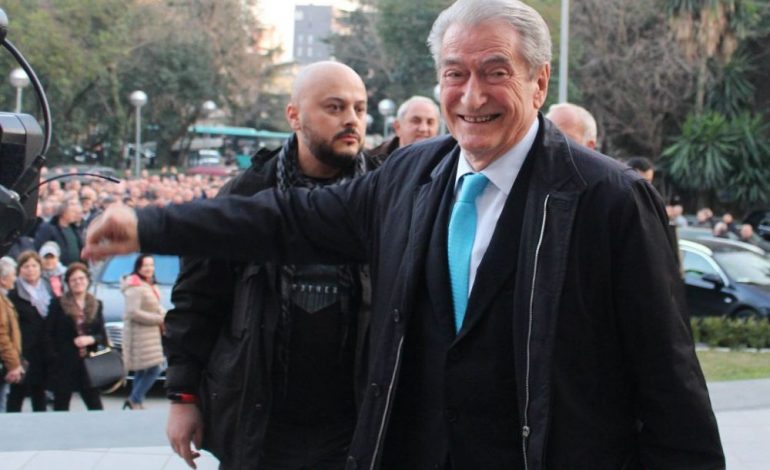BERISHA E AKUZOI SE I PREU VESHIN TURISTIT/ Përgjigjet pronari i lokalit në Sarandë: Doktor, unë punoj me djersë dhe…