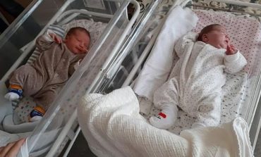 MREKULLI "1 NË 50 MILIONË"/ Foshnja lind 11 javë pas binjakes